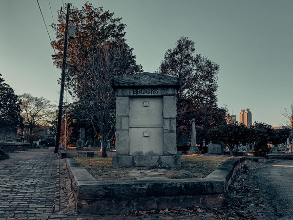 Comment Le Coq Funéraire transforme-t-il la commémoration avec ses plaques funéraires ?