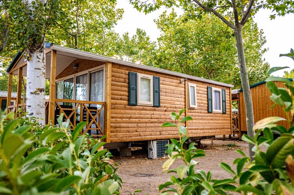 Quels types d'hébergements sont disponibles dans les Campings Nature & Résidence Loisirs ?