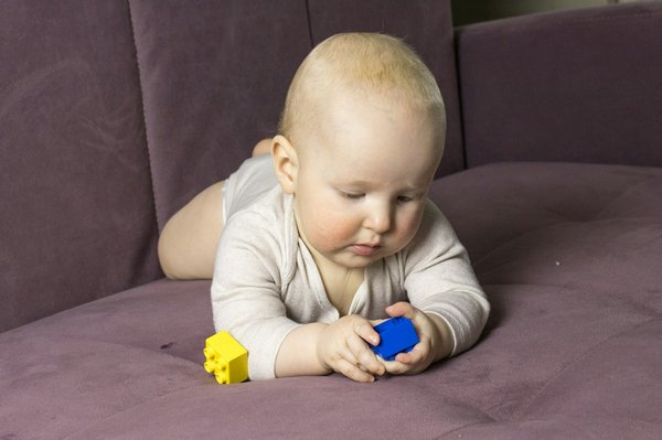 Jeux pour bébé 1 an : comment ils stimulent les différents sens de votre progéniture ?